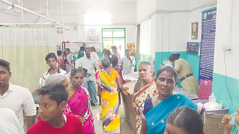 ஆரணி ஆஸ்பத்திரியில் காத்திருந்த நோயாளிகள்.