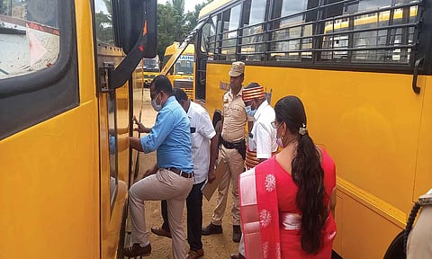 பள்ளி வாகனங்களை கலெக்டர் அமர்குஷ்வாஹா ஆய்வு செய்த காட்சி.