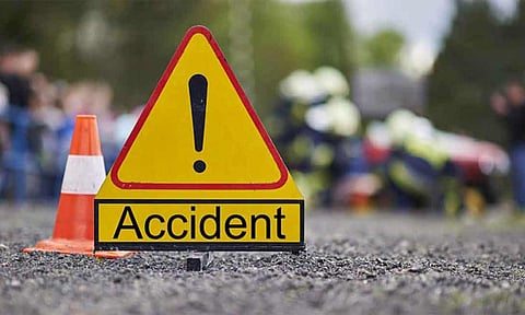 மோட்டார் சைக்கிள் மீது கார் மோதி வாலிபர் பலி