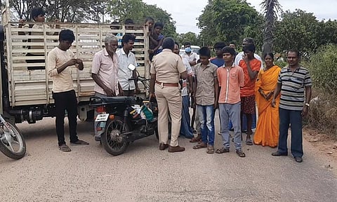 போச்சம்பள்ளி அருக உள்ள அயலம்பட்டி பகுதியில் விடுபட்ட தார் சாலை அமைக்கக்கோரி கல்லாவி-போச்சம்பள்ளி சாலையில் மறியலில் ஈடுபட்ட பொதுமக்கள்.