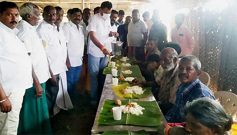 பள்ளிப்பாளையம் அருகே கோவில் திருவிழாவில் அன்னதானம்