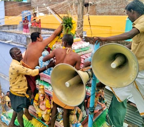 கோபுர கலசத்திற்கு புனித நீர் ஊற்றப்பட்ட காட்சி.