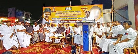 கூட்டத்தில் தென்காசி தெற்கு மாவட்ட தி.மு.க. பொறுப்பாளர் சிவபத்மநாதன் பேசிய காட்சி.