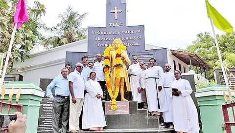 சீகன்பால்கு சிலைக்கு மாலை அணிவித்து மரியாதை செலுத்தினர்.