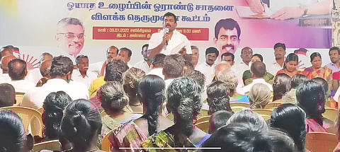 கூட்டத்தில் நெல்லை மாவட்ட பஞ்சாயத்து தலைவர் வி.எஸ்.ஆர்.ஜெகதீஷ் பேசிய காட்சி.