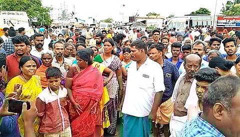 சாலைமறியலில் ஈடுபட்ட பொதுமக்களை படத்தில் காணலாம்.