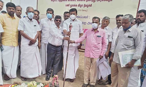 வாய்க்கால் புனரமைக்கும் பணியை அமைச்சர் மு.பெ.சாமிநாதன் தொடங்கி வைத்த காட்சி. 