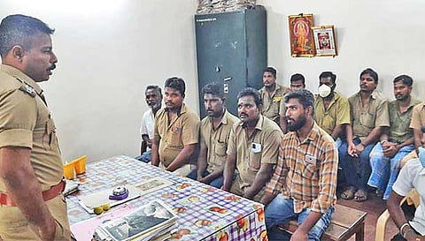 ஆட்டோ டிரைவர்களுக்கு இன்ஸ்பெக்டர் சங்கர் அறிவுரை வழங்கி பேசினார்.