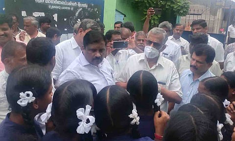 வீரபாண்டி அரசு மேல்நிலைப்பள்ளியில் கோவை பாராளுமன்ற உறுப்பினர் பி.ஆர். நடராஜன் மாணவிகளிடம் குறைகளை கேட்கும் காட்சி.