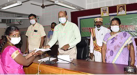 வாரிசுகளுக்கு காசோலையினை மாவட்ட கலெக்டர் பாலசுப்ரமணியம் வழங்கினார். 