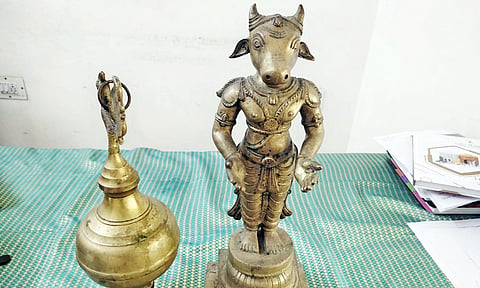 மீட்கப்பட்ட சாமிசிலை, விளக்கு