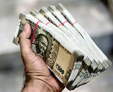 தி.மு.க. பிரமுகர் காரை உடைத்து கைவரிசை: பாளையில் கொள்ளையடிக்கப்பட்ட ரூ. 17 லட்சம் ஆந்திராவில் மீட்பு