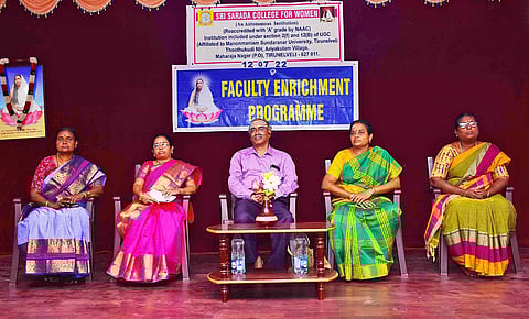 ஆசிரியர் திறன் மேம்பாட்டு பயிற்சி நடந்த போது எடுத்தபடம்.