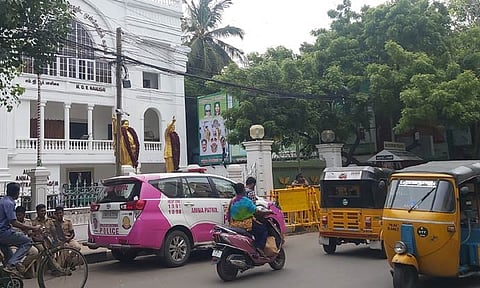 ராயப்பேட்டை அ.தி.மு.க. அலுவலக சாலையில் வாகன போக்குவரத்து சகஜ நிலை திரும்பியது