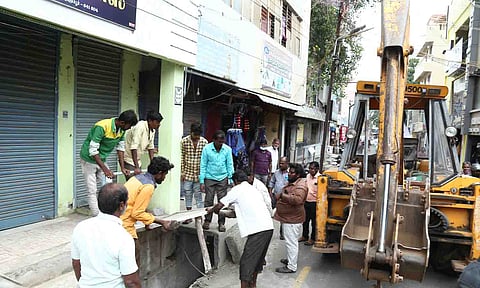 பெரிய கடை வீதியில் ஆக்கிரமிப்புகளை அகற்றிய காட்சி.