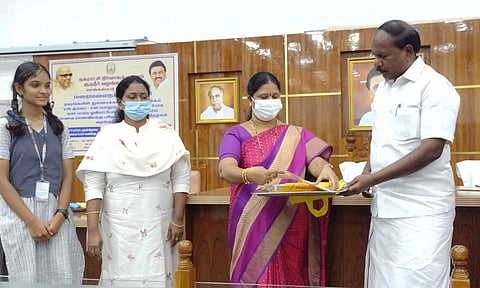 பள்ளி மாணவ-மாணவர்களுக்கு இடையே நடைபெற்ற ஓவிய போட்டியில் வெற்றி பெற்றவர்களுக்கு எம்.எல்.ஏ. பரிசு வாங்கினார்