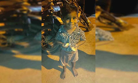 மீட்கப்பட்ட குழந்தையை படத்தில் காணலாம்.