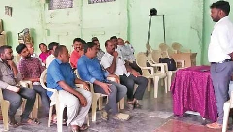 தமிழ்நாடு கிராம நிர்வாக அலுவலர்கள் சங்கக் கூட்டம் நடந்தபோது எடுத்த படம்.