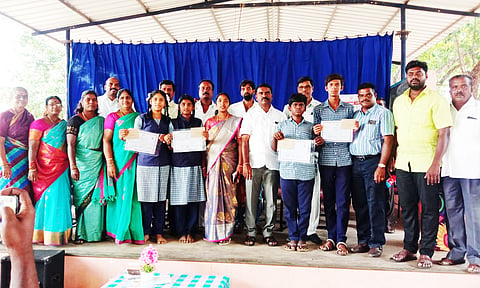 ஜோலார்பேட்டை பகுதியில் உள்ள அரசு பெண்கள் மேல்நிலைப் பள்ளியில் நடைபெற்ற பேச்சு போட்டியில் வெற்றி பெற்ற மாணவர்களுக்கு பரிசு அளிப்பு விழா நடைபெற்றது.