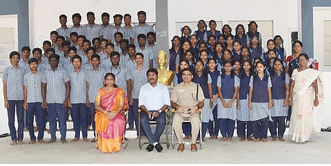 பிளஸ்-2 தேர்வில் அதிக மதிப்பெண் பெற்ற மாணவ-மாணவிகளுக்கு கலெக்டர் மோகன் பரிசு வழங்கி பாராட்டினார்.