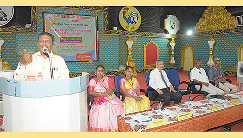 நிகழ்ச்சியில் சிறப்பு விருந்தினரான நெல்லை கல்லூரியின் தமிழ்த்துறை தலைவர் சவுந்தர மகாதேவன் பேசினார்.