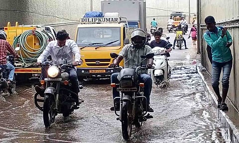  கோர்ட்டு வீதி சுரங்க பாலத்தில் குளம்போல் தேங்கி உள்ள கழிவுநீரை படத்தில் காணலாம்.