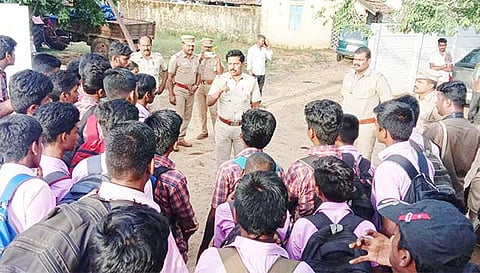 பஸ் படிக்கட்டில் பயணம் செய்த மாணவர்களுக்கு போலீசார் அறிவுரை வழங்கினார்.