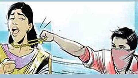 தலைமை ஆசிரியையிடம் 10 பவுன் நகை பறிப்பு