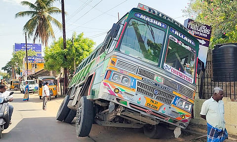 வடிகால் வாய்க்காலில் கவிழ்ந்து கிடக்கும் லாரியை படத்தில் காணலாம். 