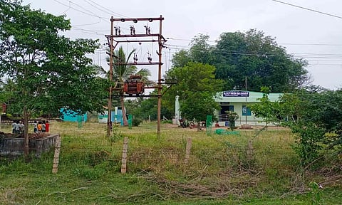 அச்சுறுத்தும் வகையில் உள்ள மின்கம்பிகள்.