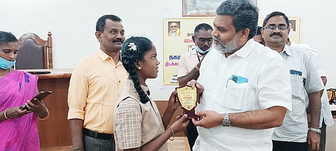 போட்டியில் வெற்றி பெற்ற மாணவர்களுக்கு பரிசு வழங்கப்பட்ட காட்சி.