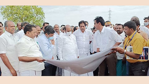 ஜல்லிக்கட்டு மைதானம் அமைய உள்ள இடத்தை அமைச்சர்கள் எ.வ.வேலு, பழனிவேல் தியாகராஜன், பி.மூர்த்தி ஆகியோர் பார்வையிட்டு ஆய்வு செய்தனர். அருகில் கலெக்டர் அனீஷ்சேகர், எம்.எல்.ஏ.க்கள் கோ.தளபதி, பூமிநாதன், வெங்கடேசன் உள்ளனர். 