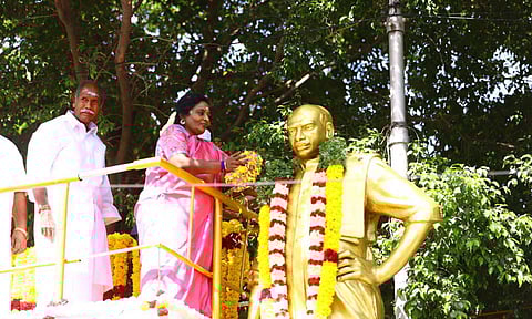 காமராஜர் சிலைக்கு கவர்னர் மாலை அணிவித்த காட்சி.