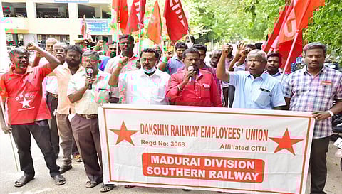 ஆர்ப்பாட்டம் நடத்திய ரெயில்வே தொழிற்சங்கத்தினர்.