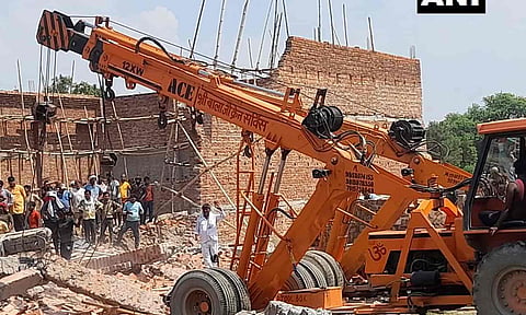 டெல்லியில் சுவர் இடிந்து விபத்து