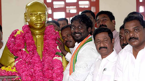  காமராஜர் சிலைக்கு குமரி எம்.பி. விஜய் வசந்த் மரியாதை