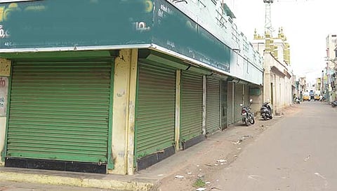 திண்டுக்கல்லில் அரிசி கடைகள் அனைத்தும் அடைக்கப்பட்டிருந்த காட்சி.
