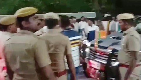கார் மீது தாக்குதல் நடந்தது தொடர்பாக போலீசார் விசாரணை நடத்தியபோது எடுத்த படம். 