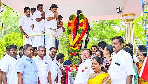 பெருந்தலைவர் காமராஜரின் 120-வது பிறந்த நாளை முன்னிட்டு விருதுநகரில் உள்ள காமராஜர் சிலைக்கு அ.தி.மு.க. அமைப்பு செயலாளரும், மேற்கு மாவட்ட செயலாளருமான கே.டி. ராஜேந்திரபாலாஜி மாலை அணிவித்து மரியாதை செலுத்தினார். அருகில் ஸ்ரீவில்லிபுத்தூர் சட்டமன்ற உறுப்பினர் மான்ராஜ், சாத்தூர் முன்னாள் சட்டமன்ற உறுப்பினர் எம்.எஸ்.ஆர். ராஜவர்மன் மற்றும் பலர் உள்ளனர்