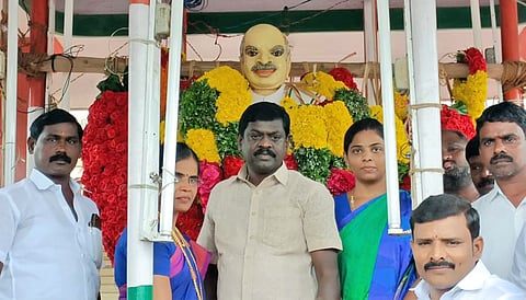 காமராஜர் சிலைக்கு தென்காசி தெற்கு மாவட்ட தி.மு.க. செயலாளர் சிவபத்மநாதன் மரியாதை செலுத்திய காட்சி. அருகில் மாவட்ட பஞ்சாயத்து தலைவர் தமிழ்செல்வி, யூனியன் தலைவர் திவ்யா மணிகண்டன் மற்றும் நிர்வாகிகள் உள்ளனர்.