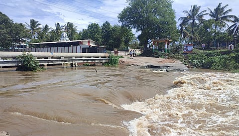 நொய்யல் ஆற்று வெள்ளத்தில் அடித்து செல்லப்பட்ட தரைப்பாலம்