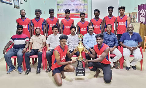 கோப்பை வென்ற மயிலாடுதுறை அணியுடன் கைபந்து சங்க நிர்வாகிகள் உள்ளனர்.