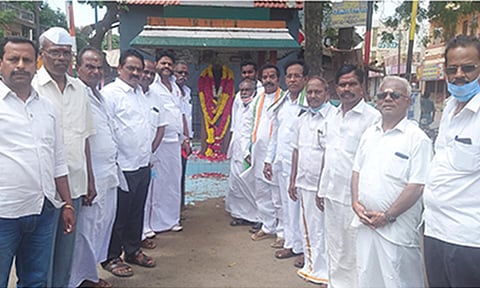 தஞ்சை மாவட்ட காங்கிரஸ் (தெற்கு) சார்பாக மாவட்ட துணைத்தலைவர் வக்கீல் கோ.அன்பரசன் தலைமையில் தஞ்சாவூர் கீழவாசலில் உள்ள காமராஜர் சிலைக்கு மாலை அணிவித்தனர்.