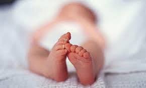 சிதம்பரம் தில்லைகாளியம்மன் கோவில் எதிரே குளத்தில் பிணமாக மிதந்த பச்சிளம் பெண் குழந்தை