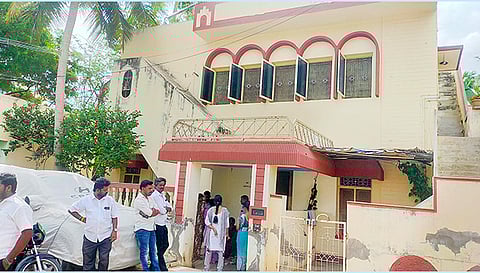 கொள்ளை நடந்த வீடு.