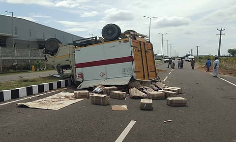 வெடி பொருள் ஏற்றி வந்த லாரி கவிழ்ந்து கிடந்த காட்சி.