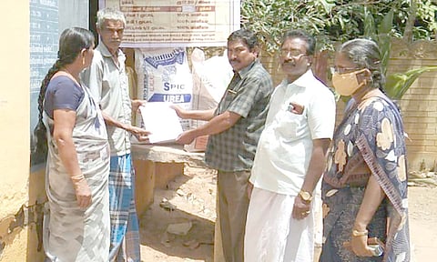 விவசாயிக்கு உரம் வழங்கும் ஆணை