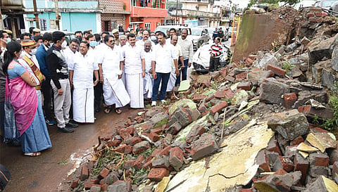 முறிந்த மரங்கள்-மண்சரிவு அகற்றம்-நீலகிரியில் மீட்பு பணிகள் தீவிரம்