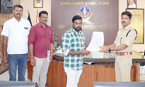 உரியவரிடம் பணத்தை போலீஸ் சூப்பிரண்டு ஜவகர் ஒப்படைத்தார்.