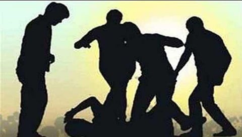 பெண்ணை பின்தொடர்ந்த வாலிபருக்கு அடி உதை